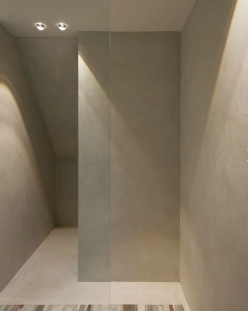 Deckenleuchten von Trizio 21 in einem puristischen Badezimmer mit Wänden in Betonoptik.