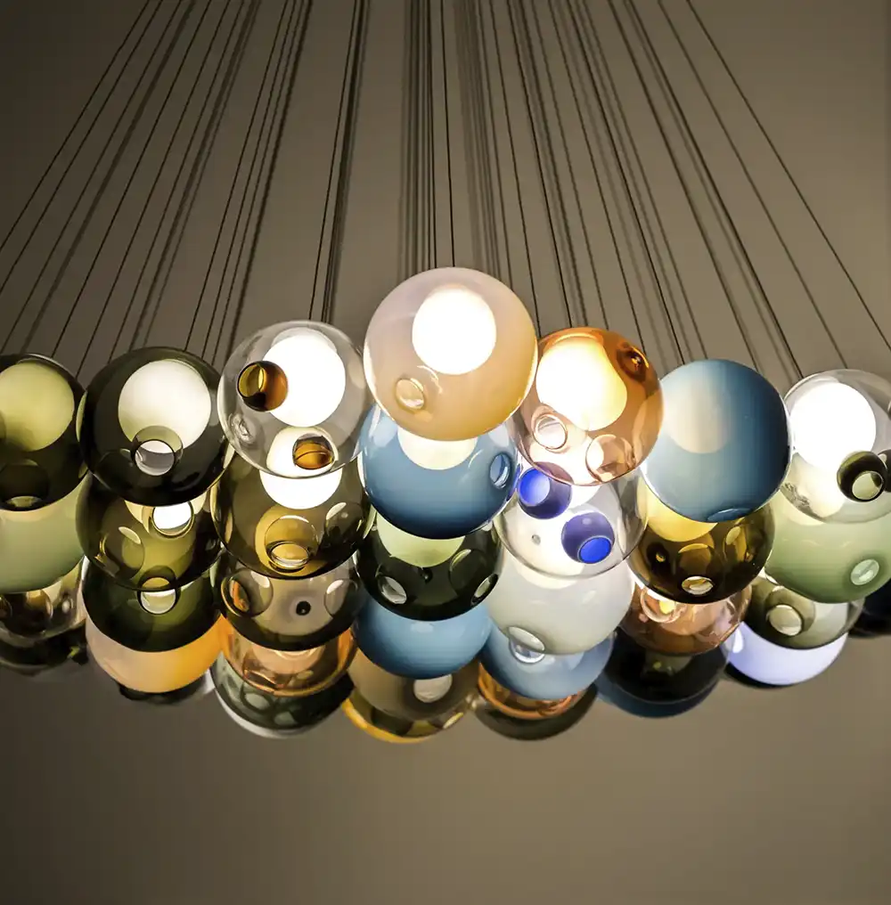 achtundzwanzig verschiedenfarbige Kugeln der Leuchte 'Bundle' von Bocci