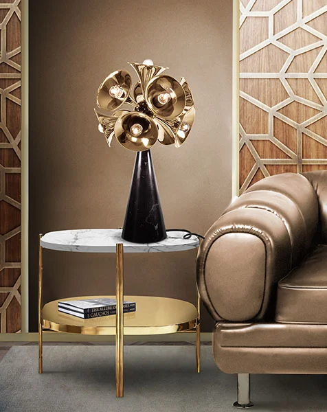 Ein Wohnzimmer-Ambiente in Braun und Gold, auf einem Beistelltisch die Leuchte 'Botti Table' von Delightful.