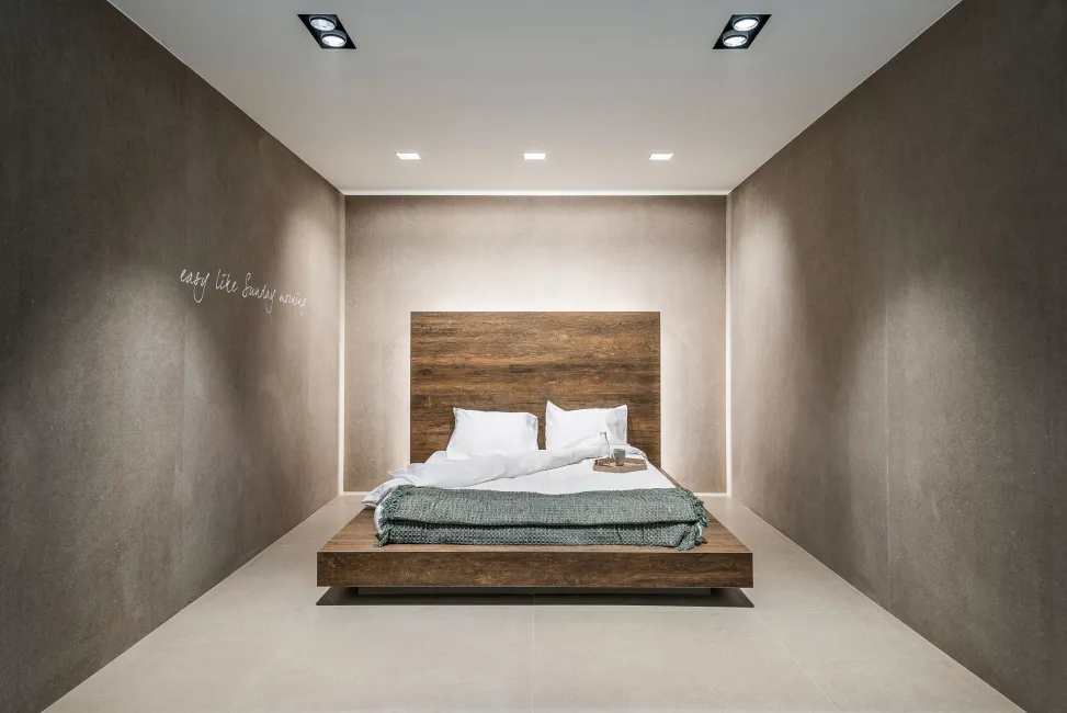 Ein puristisch eingerichtetes Schlafzimmer mit eingebauten Deckenstrahlern von Deltalight
