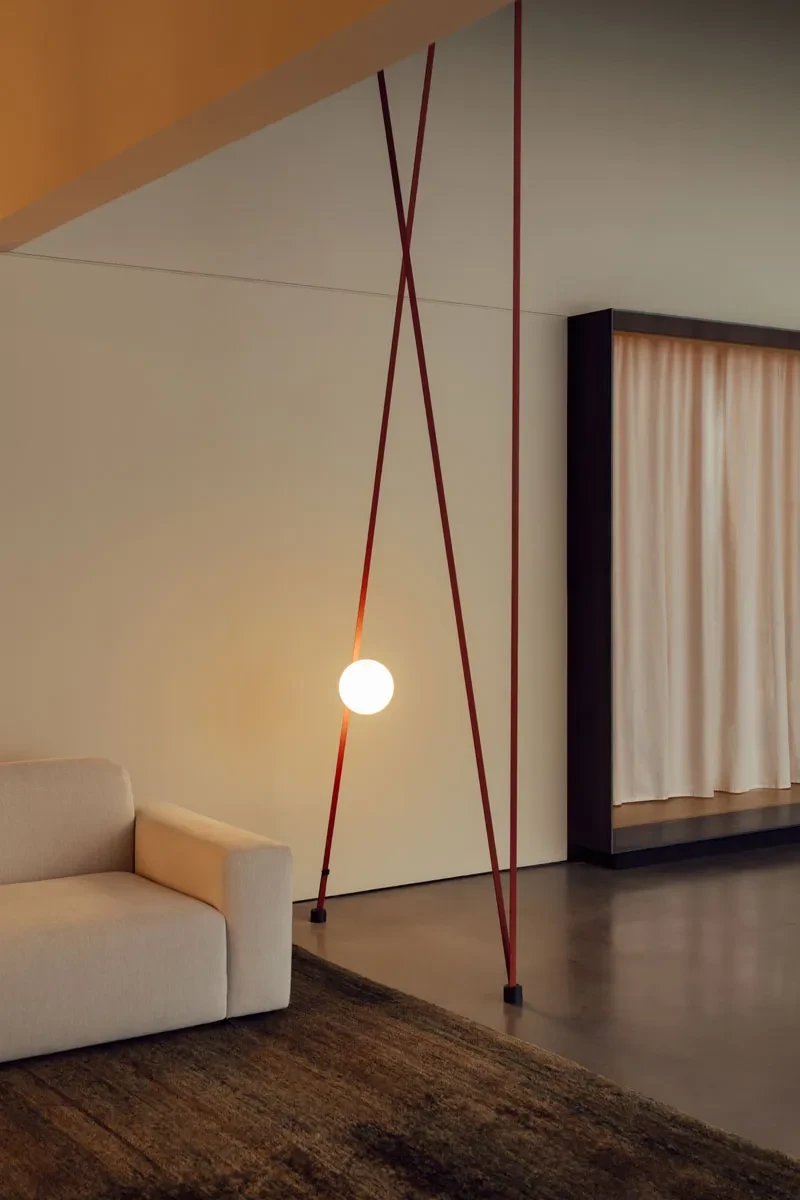 Leuchte 'Plus Minus' von Vibia als Raumteiler in einem Wohnzimmer