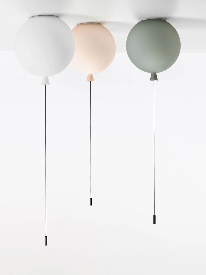 Drei Leucten 'Memory' von Brokis schweben wie Luftballons unter der Raum-Decke in den Farbem Weiß, Rosa und Grün.